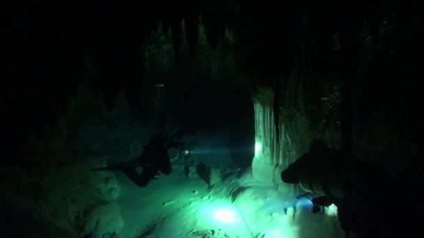 Печерні Дайвери Великому Красивому Проході — стокове відео