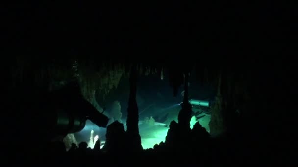 Печерні Дайвери Приголомшливі Колони — стокове відео