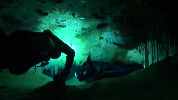Höhlentaucher Folgen Der Linie — Stockvideo