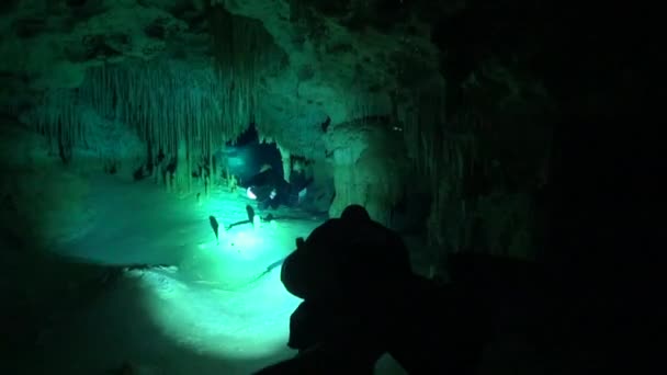 Печерні Дайвери Досліджують Високо Прикрашену Кімнату — стокове відео
