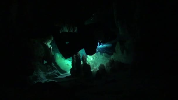 Печерні Дайвери Спілкуються Глибоко Занурення — стокове відео