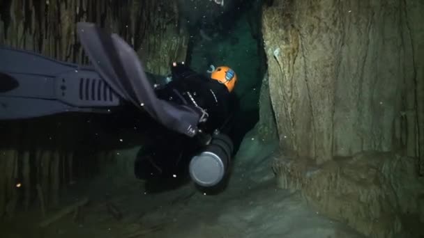 Cave Diver Wchodzi Ograniczenie — Wideo stockowe