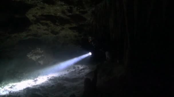 Jeskynní Potápěč Opouští Přísné Omezení — Stock video