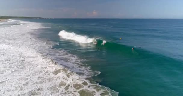 Luchtopname Van Twee Surfers Die Surfen Een Buisgolf Zicatela Beach — Stockvideo