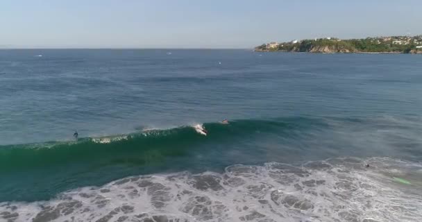 Foto Aerea Boogie Boarder Tubo Onda Barile Con Arcobaleno Spiaggia — Video Stock