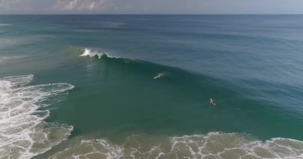Luchtfoto Van Een Surfer Surfen Een Grote Buis Vat Golf — Stockvideo