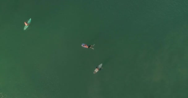 Aerial Cenital Skud Surfere Venter Zicatela Strand Puerto Escondido Oaxaca – Stock-video