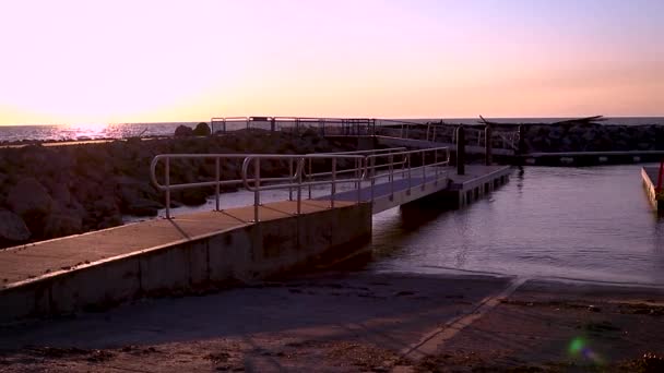 Sonnenuntergang Sonnenaufgang Schwenk Der Bootsrampe Entlang Des Eriesees — Stockvideo