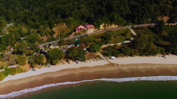 カリブ海の風光明媚なビーチへの入り口の航空ビデオ — ストック動画