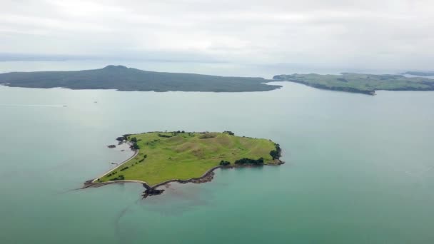 Αεροφωτογραφία Ενός Νησιού Στη Μέση Του Ωκεανού Φόντο Ηφαίστειο Rangitoto — Αρχείο Βίντεο