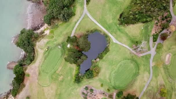 Luftaufnahme Eines Golfplatzes Blick Von Oben Mit Einem Großen Rasenmäher — Stockvideo