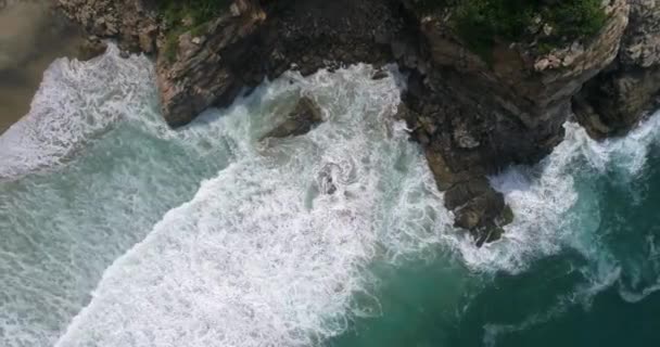 Letecký Cenitální Záběr Vln Narážejících Skal Ventanille Oaxaca — Stock video