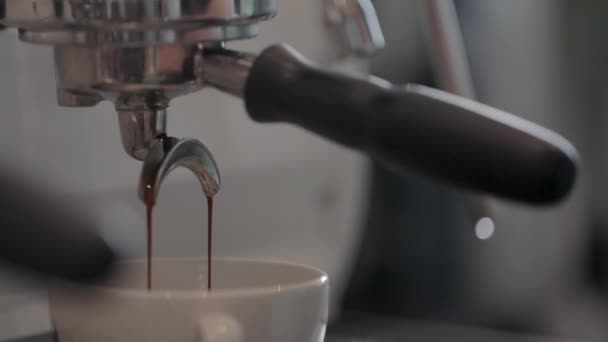 エスプレッソマシンが淹れたてのコーヒーをカップに注いでいる — ストック動画