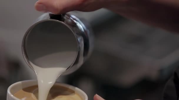 Eine Milch Gießen Einem Spezialitätencafé Die Schaffung Von Latte Art — Stockvideo
