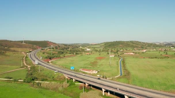 Luchtfoto Een Snelweg Die Door Het Platteland Van Algarve Portugal — Stockvideo