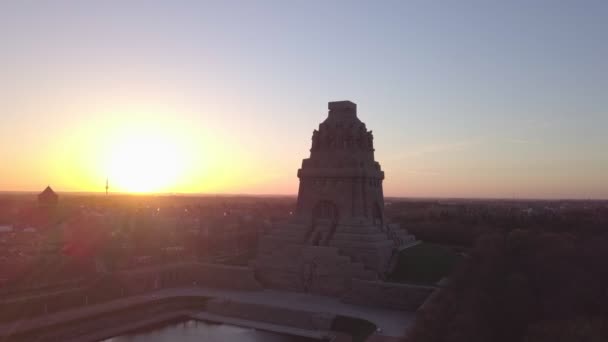 Aérea Monumento Batalla Las Naciones Durante Amanecer — Vídeos de Stock