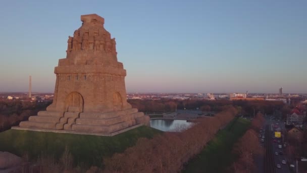 Antenne Des Denkmals Der Völkerschlacht Bei Sonnenaufgang — Stockvideo
