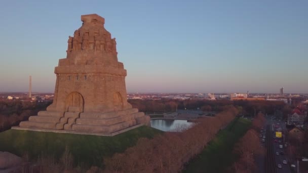 Aérea Monumento Batalla Las Naciones Durante Amanecer — Vídeo de stock