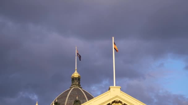 Australijskie Australijskie Flagi Aborygenów Powiewające Melbourne — Wideo stockowe