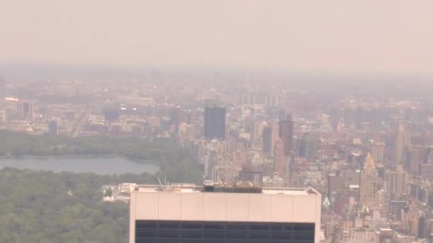 ズームアウト セントラルパークの景色とニューヨーク市マンハッタンの建物や高層ビル — ストック動画