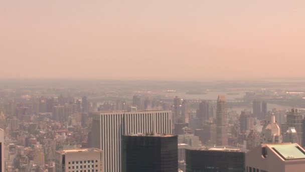 Pan Blick Auf Den Central Park Und Gebäude Und Wolkenkratzer — Stockvideo