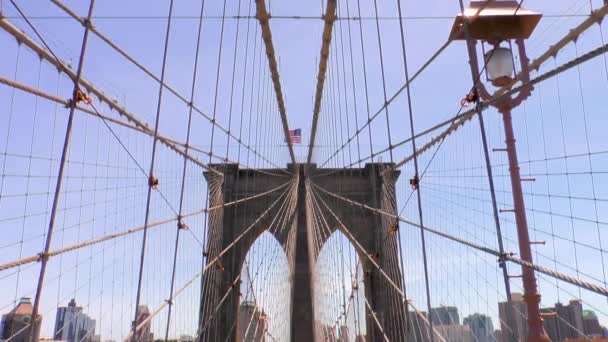 建築と工学 アメリカ国旗 ニューヨークのブルックリン橋のユニークなデザイン — ストック動画