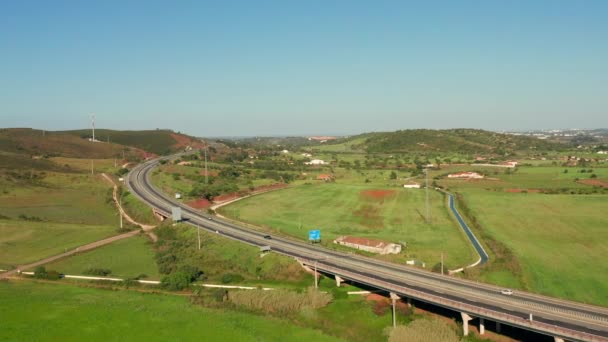 Luchtfoto Een Snelweg Die Door Het Platteland Van Algarve Portugal — Stockvideo