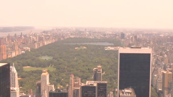 Vergrößern Blick Auf Den Central Park Und Gebäude Und Wolkenkratzer — Stockvideo