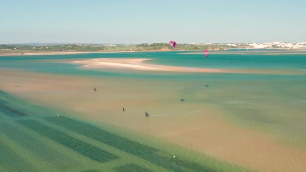 ポルトガルのアルヴォルのラグーンでの養殖とカイトサーフィン — ストック動画