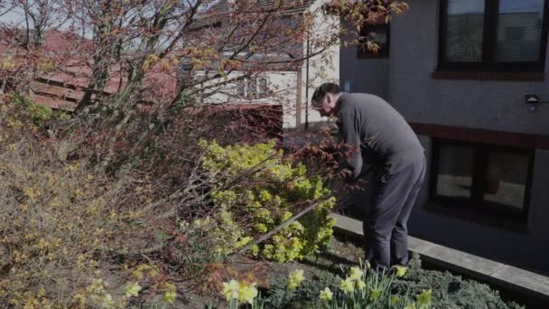 Oudere Man Hoeing Zijn Tuin Genieten Van Zon — Stockvideo