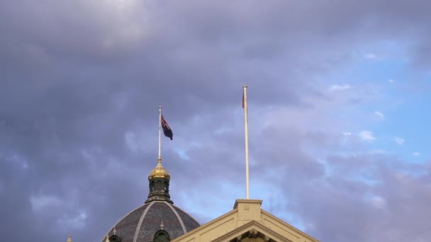 澳大利亚和澳大利亚土著居民的旗帜在墨尔本飘扬 — 图库视频影像
