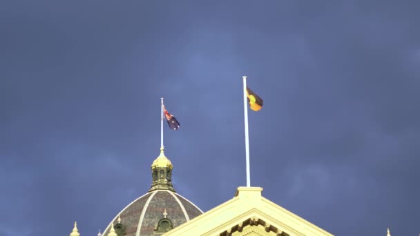 Banderas Aborígenes Australianas Australianas Ondeando Melbourne Cámara Lenta — Vídeos de Stock