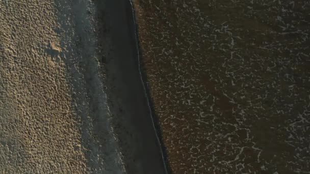 夕阳西下时海浪冲撞的海滩纵剖面 — 图库视频影像