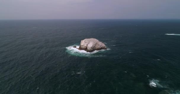 Aerial Drone Shot Dużej Formacji Skalnej Znanej Jako Roca Blanca — Wideo stockowe