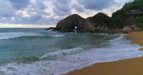 Dolly Strzał Nad Skałami Zipolite Plaży Dużą Formacją Skalną Oaxaca — Wideo stockowe