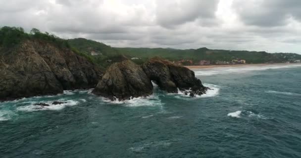 Zdjęcie Lotu Ptaka Wielkiej Formacji Skalnej Plażą Zipolite Tyłu Oaxaca — Wideo stockowe