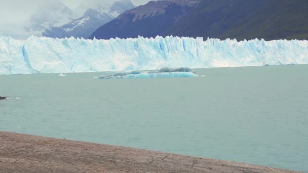 アルゼンチンのパタゴニアのアルゼンチン湖のペリト モレノ氷河の氷山の壁 — ストック動画