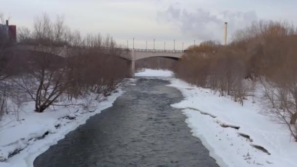 Luchtfoto Van Rushing River Tijdens Winter — Stockvideo
