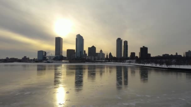 Mirror Reflection Downtown Milwaukee Wisconsin Lake Michigan — Stock Video