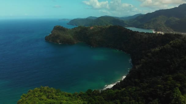 Luftaufnahme Einer Bergküste Mit Malerischen Buchten Und Buchten — Stockvideo