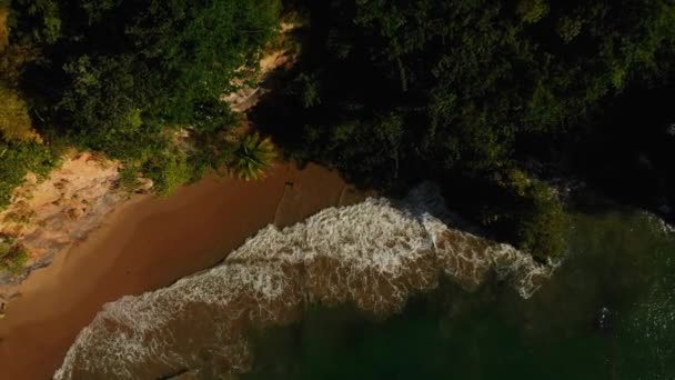 Imagens Drones Uma Praia Cênica Com Ondas Batendo Contra Penhasco — Vídeo de Stock