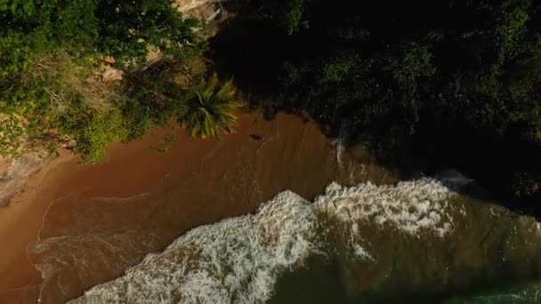 Rekaman Udara Dari Pantai Utara Dengan Gelombang Menerjang Tebing Tebing — Stok Video