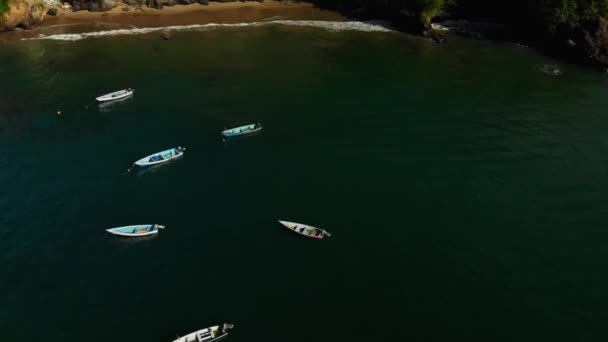 崖側漁村に停泊する漁船のドローンビュー — ストック動画