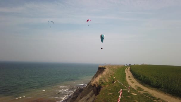 Algunos Parapentes Vuelan Largo Escarpada Costa Del Mar Báltico — Vídeo de stock