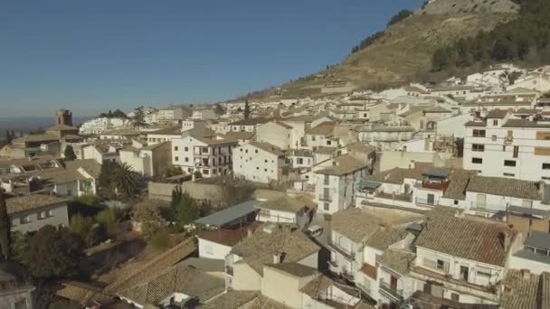 Geringe Luftaufnahme Von Ansehnlich Gestapelten Weißen Gebäuden Der Stadt Cazorla — Stockvideo