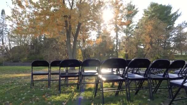 Осенний Закат Красочном Городском Парке Складные Кресла Большим Деревом — стоковое видео