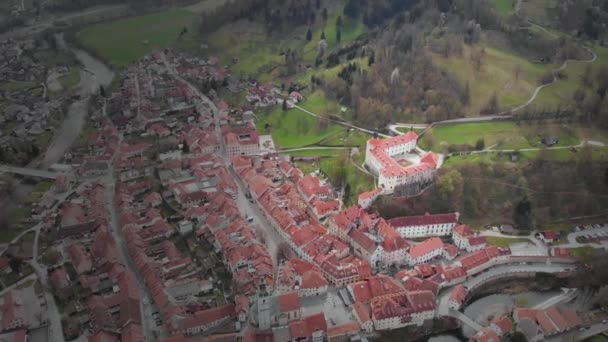 Drone Redondo Castillo Museo Skofja Loka Eslovenia Castillo Medieval Histórico — Vídeos de Stock