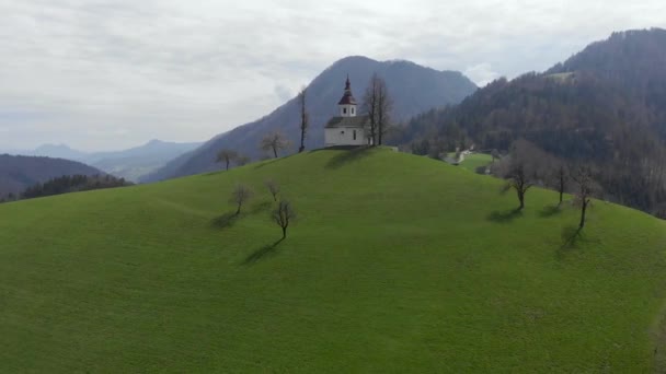 Runde Drohnenaufnahme Der Kirche Sankt Tomas Slowenien Drohnen Ansicht Der — Stockvideo