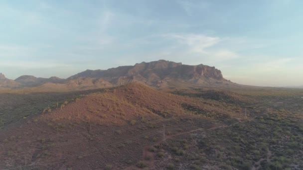 Aerial Dolly Zoom Van Desert Mountain Tijdens Gouden Uur Flatiron — Stockvideo