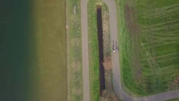 Ciclismo Camino Lado Filmación Del Dron Lago — Vídeo de stock